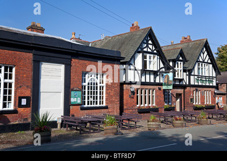 Ancien palais de justice et l'anneau O'Bells pub, Whitchurch, Cheshire Banque D'Images