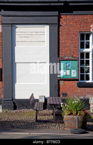 Ancien palais de justice avec l'inscription sur la porte à Whitchurch, Cheshire Banque D'Images