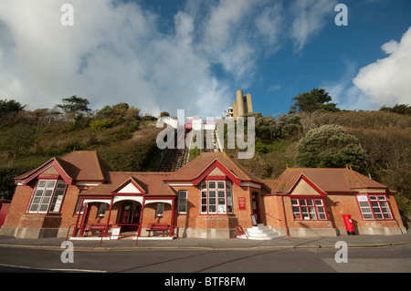 La Leas Cliff entraînés par l'eau Ascenseur ascenseur funiculaire équilibré a ouvert en 1885 la ville de Folkestone Kent England UK Banque D'Images