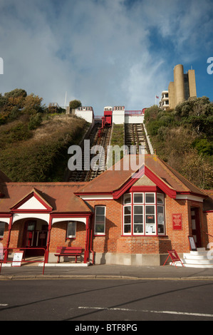 La Leas Cliff entraînés par l'eau Ascenseur ascenseur funiculaire équilibré a ouvert en 1885 la ville de Folkestone Kent England UK Banque D'Images