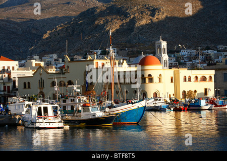 Vue sur le port de Pothia, Kalymnos, Grèce. Banque D'Images