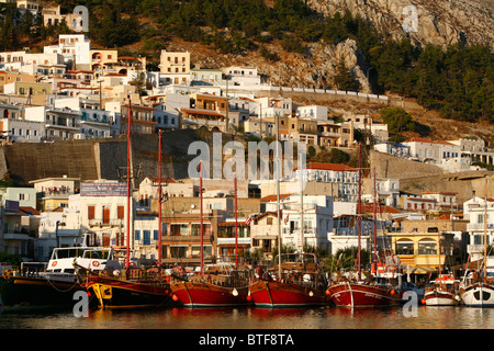 Vue sur le port de Pothia, Kalymnos, Grèce. Banque D'Images