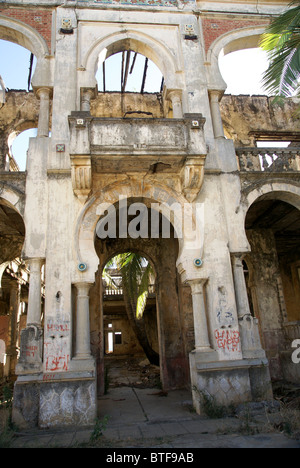 Madagascar, Nord de Madagascar, Antsiranana (Diego-Suarez) Ruines de l'hôtel militaire français élégant Banque D'Images