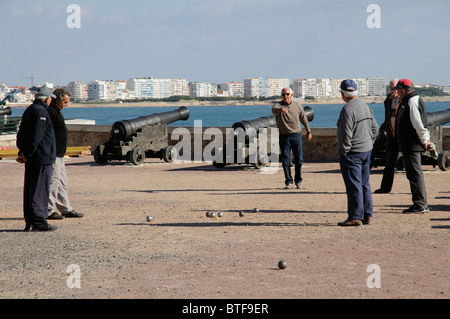 Les hommes jouant pétanque sur le front de mer de la Chaume avec une toile de fond des Sables d' Olonne en Vendée de France Banque D'Images