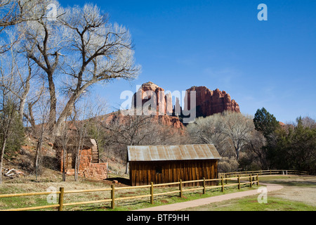 Cathedral Rock et des reliques en croissant de lune Park, Sedona, Arizona Banque D'Images