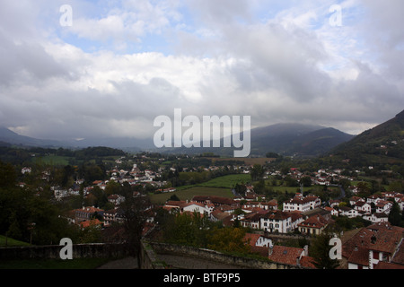 Vue de la ville française Saint Jean Pied de Port, Pays Basque, côte Atlantique, France Banque D'Images