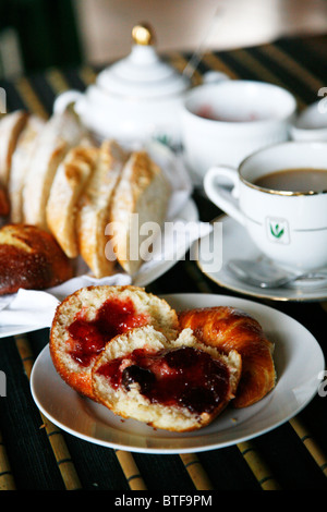 Du thé et des scones au Governors Chalets Hôtel à Nuwara Eliya, Sri Lanka. Banque D'Images