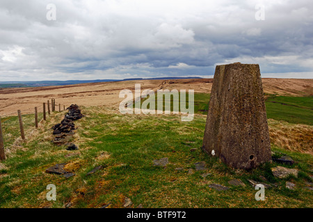 Pilier de triangulation sur le sommet de l'élevage porcin Brochet basse près de Haslingden and, Lancashire, Angleterre. Banque D'Images