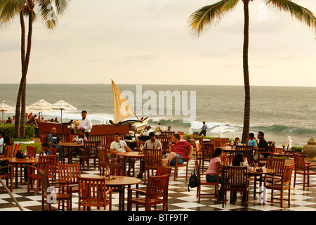 Le plein air bar et restaurant au Galle Face Hotel, Colombo, Sri Lanka. Banque D'Images