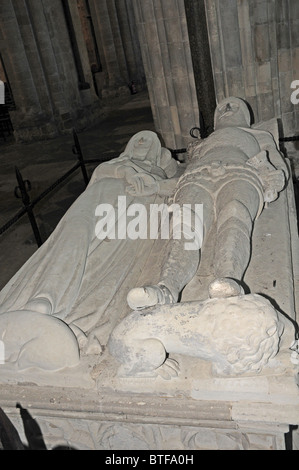 Le tombeau d'Arundel. Xive siècle les chiffres. Cathédrale de la Sainte Trinité, Chichester. Banque D'Images