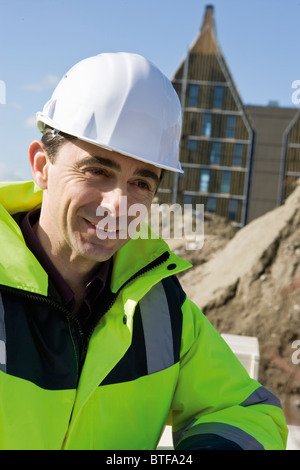 Entrepreneur en bâtiment casque et des vêtements réfléchissants, portrait Banque D'Images