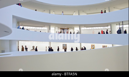 Intérieur du Musée Guggenheim de Manhattan New York USA Banque D'Images