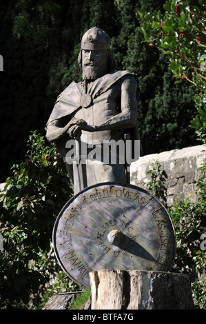 Statue du Roi Alfred dans les ruines de l'abbaye de Shaftesbury Dorset UK Banque D'Images