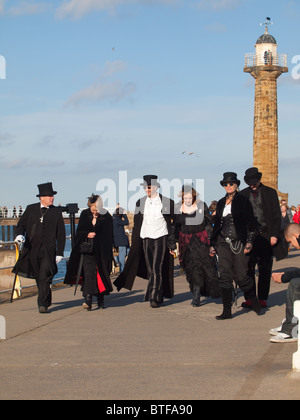 Un groupe de gens habillés comme des Goths sur l'embarcadère du Whitby Goth semaine fin 2010 Banque D'Images