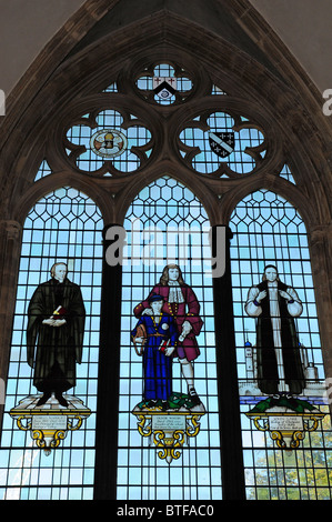 Windows dans le bas-côté nord de la nef, la cathédrale de la Sainte Trinité, Chichester. Banque D'Images