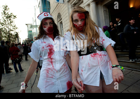 Deux jeunes filles participant à la Zombie Walk à Brighton, East Sussex, UK. Banque D'Images