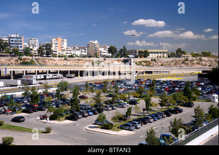 Depuis le pont d'un navire amarré dans le port du Pirée, vue d'un parking rempli de voitures. Banque D'Images