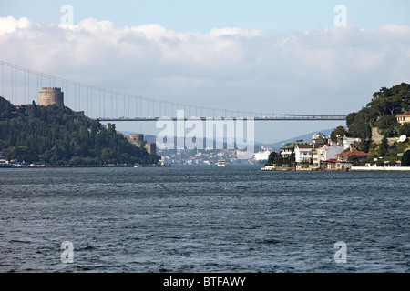 Forteresse d'Istanbul de l'Europe et le pont Fatih Sultan Mehmet sur le Bosphore Banque D'Images