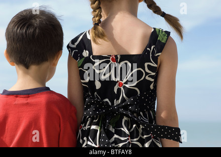 Frères et sœurs ensemble à l'extérieur, vue arrière Banque D'Images