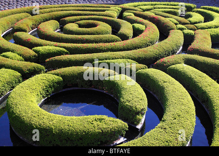 Une vue partielle du centre Getty labyrinthe conçu à l'aide de la couverture à l'intérieur de la plante décorative piscine peu profonde d'eau. Banque D'Images