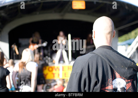 Un groupe de rock joue sur la scène principale à la foire de l'environnement, Carshalton Park, Londres, 2010. Banque D'Images