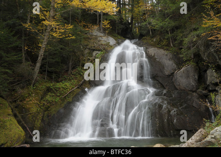 L'eau tombe d'une hauteur à Moss Glenn Falls à Granville, VT Banque D'Images