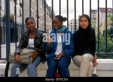 Les élèves du secondaire français ecolières se réunissant à la récréation au Lycée Charlemagne dans le quartier du Marais à Paris France Banque D'Images