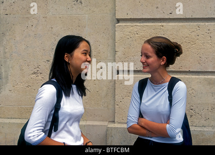 Les élèves du secondaire français parle écolières se réunissant le chat à la récréation au Lycée Charlemagne dans le quartier du Marais à Paris France Banque D'Images