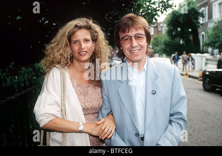 ROLLING STONE L'ANCIEN BILL WYMAN ET SON ÉPOUSE SUZANNE ACCOSTA À DAVID FROST, Chelsea, Londres Banque D'Images