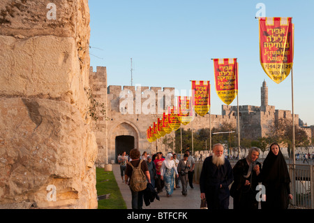 Les murs de la ville, promenade à la porte de Jaffa. Vieille ville de Jérusalem Banque D'Images