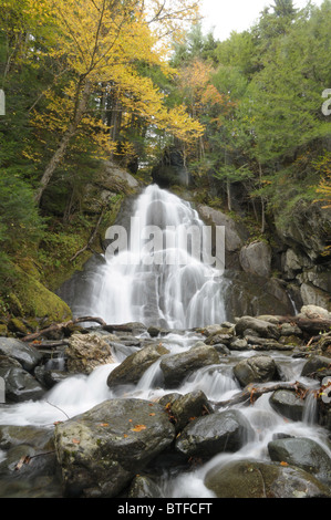 L'eau tombe d'une hauteur à Moss Glenn Falls à Granville, VT Banque D'Images