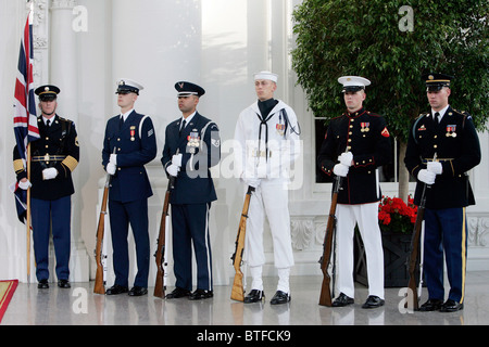 Des officiers militaires de l'armée de terre, marine, armée de l'air et des marines, garde-côtes comme garde de cérémonie à la Maison Blanche, Washington DC, USA Banque D'Images