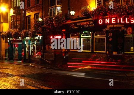 Une vue de nuit de l'O'Neill Irish Bar et restaurant, un des fameux pubs irlandais de Dublin. Banque D'Images