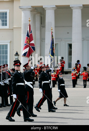 Les élèves officiers de l'armée défilent drapeau en couleurs de parade à l'Académie Militaire Royale de Sandhurst, Surrey, UK Banque D'Images