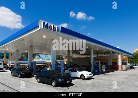 Le remplissage des voitures à une station d'essence Mobil, International Drive, Orlando, Floride, USA Central Banque D'Images