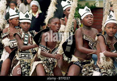 Les jeunes ZOULOUS DANSE DE UMLAZI, DURBAN, AFRIQUE DU SUD. Banque D'Images