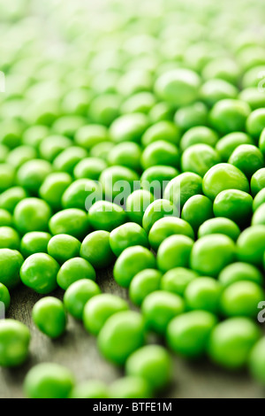 Gros plan sur les pois vert bio vert frais Banque D'Images