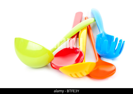 Divers ustensiles de cuisine en plastique colorés sur fond blanc Banque D'Images