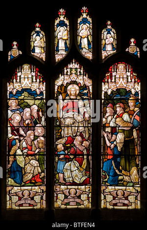 Vitrail représentant le Christ avec foule de gens St Nicholas Church au Bradfield Sheffield South Yorkshire, Royaume-Uni Banque D'Images