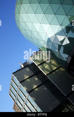 L'Université Métropolitaine de Leeds Rose Bowl et l'école de droit de l'entreprise décrivant l'architecture de verre et de reflets de lumière géométriques Banque D'Images