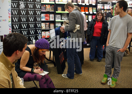 Jeunes Lumières Les book series publié par lancer au Watersones parthe librairie à Cardiff, Pays de Galles. Banque D'Images