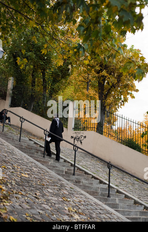 Paris, France, scène de rue, Homme escalade Escaliers personnes marchant à l'extérieur dans le quartier de Montmartre, Banque D'Images