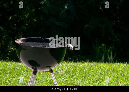 Électrique grill dans un jardin en été, contre un arrière-plan de la forêt dense. Thèmes temps parfait pour l'été ! Banque D'Images