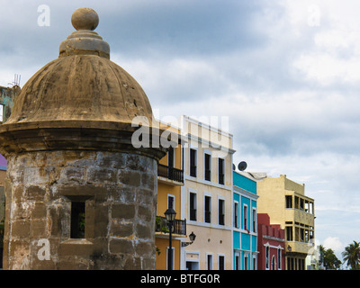 Bâtiments colorés dans une rue de la vieille ville de San Juan, Puerto Rico Banque D'Images