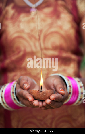 Jeune indienne tenant une lampe à huile allumée. L'Inde Banque D'Images