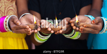 Les jeunes filles indiennes holding allumé des lampes à huile. L'Inde Banque D'Images