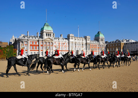 Cavalerie de la famille arrivant sur Horse Guards Parade pour changer la cérémonie de la Garde Admiralty extension bâtiment au-delà de Westminster Londres Angleterre Royaume-Uni Banque D'Images