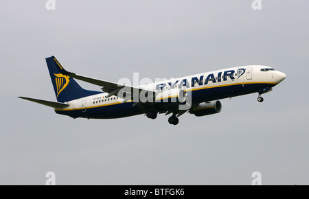 Un Ryan Airways Boeing 737-8comme arrive sur terre à l'aéroport de Gatwick de Londres. Photo par James Boardman Banque D'Images