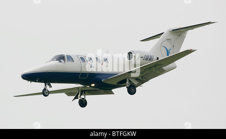 Un Aliven Cessna 525 Citation CJ1 arrive sur terre à l'aéroport de Gatwick de Londres. Photo par James Boardman Banque D'Images