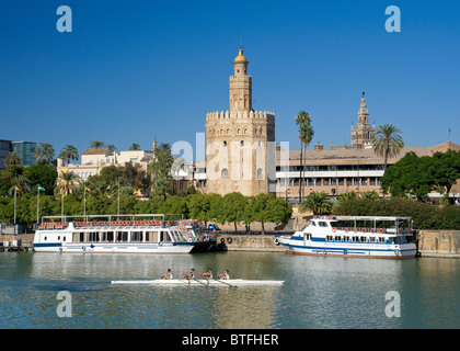 Espagne, Séville, Torre del Oro, la tour dorée, les bateaux de croisière et d'un canoë sur le fleuve Guadalquivir Banque D'Images